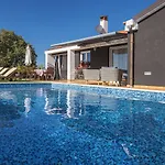 In Rovinj With Pool & Bubble Bath רובינייסקו סלו