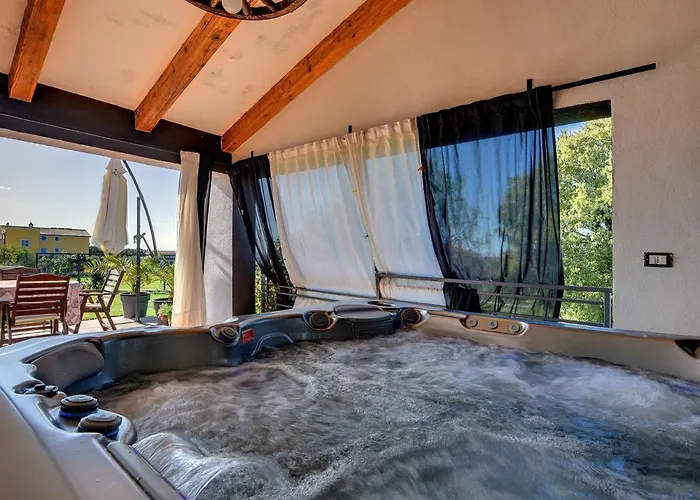 Vila In Rovinj With Pool & Bubble Bath