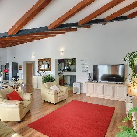 In Rovinj With Pool & Bubble Bath 别墅 *