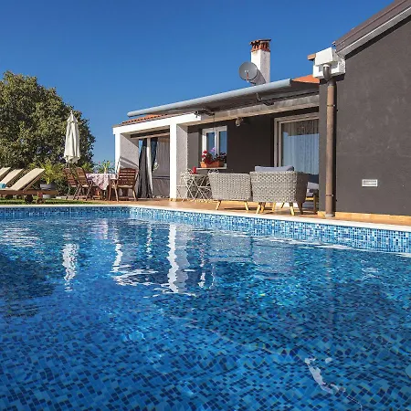 In Rovinj With Pool & Bubble Bath 罗维尼村