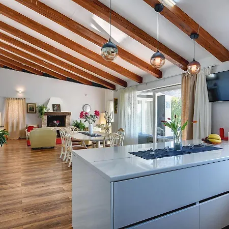 In Rovinj With Pool & Bubble Bath